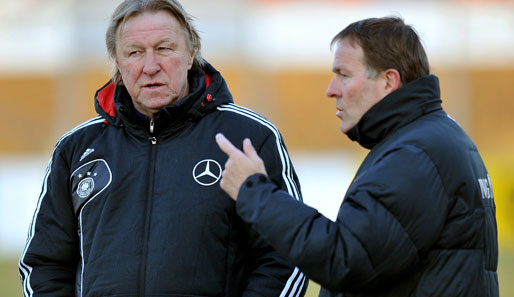 Horst Hrubesch (l.) sieht beim DFB-Nachwuchs keine Ausbildungsdefizit