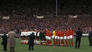 WM 1966, Finale - England vs. Deutschland 4:2 n.V.: Dabei fing die große Turnier-Rivalität zwischen England und Deutschland mit dem größten Triumph der Three Lions und einer der größten, historischsten Niederlagen für den DFB an.