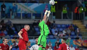 TÜRKEI - UGURCAN CAKIR: Er hielt, was irgendwie zu halten war, wurde aber auch von seinen Kollegen gerade beim 0:2 im Stich gelassen, als er den Ball etwas unglücklich nach vorn abprallen ließ. Das 0:3 leitete er mit schlechtem Abschlag ein. Note: 4,5.