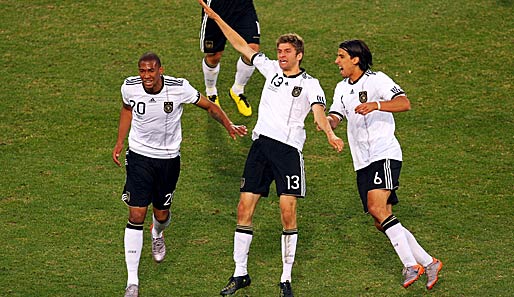 Thomas Müller (M.) und Sami Khedira (r.) haben genug von der spanischen Übermacht