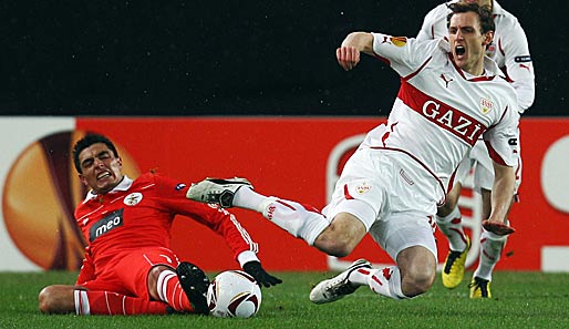 Benficas Cardozo (l.) streckt Stuttgarts Niedermeier nieder. Die Gäste siegten am Ende verdient 2:0