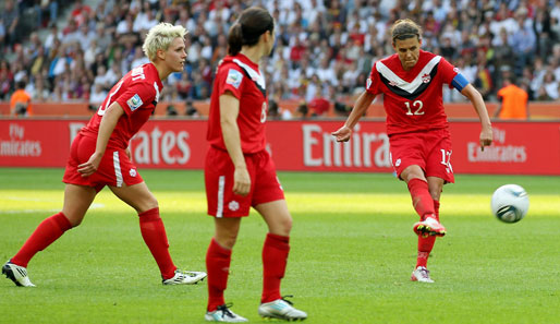 Der Einsatz von Kanadas Christine Sinclair (r.) gegen Frankreich steht auf der Kippe