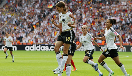 Kerstin Garefrekes brachte die die DFB-Auswahl gegen Kanada in Führung