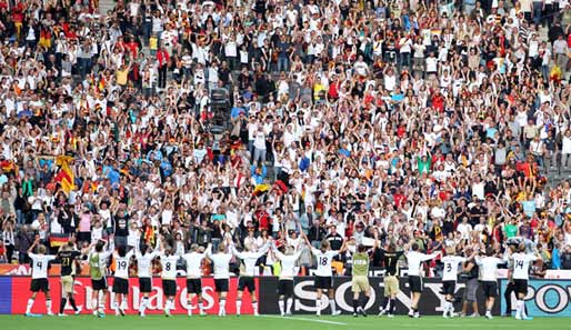 Nach dem Sieg gegen Kanada feiern die DFB-Frauen mit ihren Fans