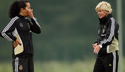 Lira Bajramaj im Gespräch mit Bundestrainerin Silvia Neid (r.)