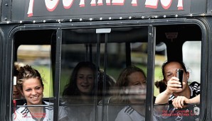 Am Medientag trauten sich die DFB-Damen mit einem Amphibienfahrzeug aufs Wasser