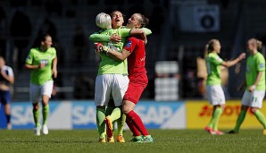 Die Spielerinnen der VfL Wolfsburg feiern ausgiebig