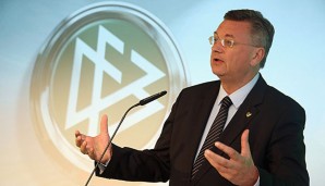 Reinhard Grindel lässt sich mit einer Entscheidung über Steffi Jones Zeit