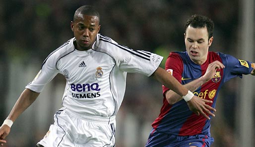 Robinho (l.) im Duell mit Andres Iniesta. Bald gemeinsam im Barca-Trikot?