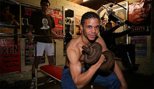 2005: Michel Mazingu-Dinzey beim Krafttraining im Hamburger Boxkeller "Zur Ritze"