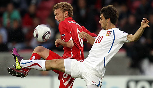 Herthas Fabian Lustenberger (l.) stoppt den Schalker Jan Moravek