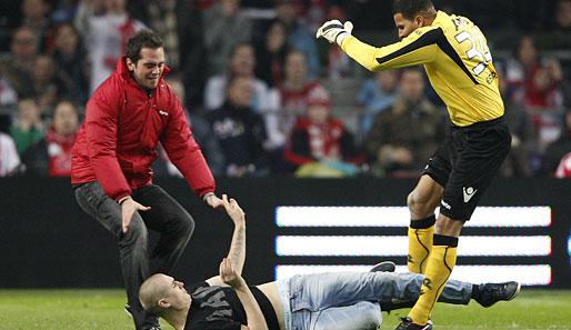 Die Fanattacke auf Alkmaar-Keeper Esteban Alvarado (l.) hat die Gewaltdiskussion in Holland entfacht