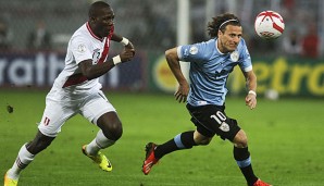 Diego Forlan (r.) lässt seine Karriere in Japan ausklingen