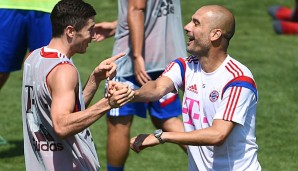 Robert Lewandowski und Pep Guardiola haben sichtlich Spaß im Training