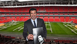 Luis Figo präsentiert sein Manifest im Wembley Stadion in London