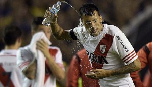 Leonel Vangioni spritzt sich Wasser ins Gesicht, nachdem er Pfefferspray in die Augen bekommen hat