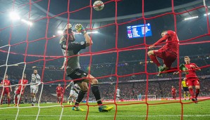 Uuuuuuuund drin: Mit Clint Tacconis im Tor wäre Juve jetzt im Viertelfinale und Lewy im Krankenhaus