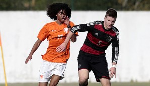 Tahith Chong (Links) im Spiel gegen Deutschland