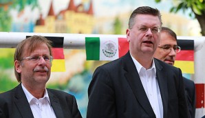 Reinhard Grindel (r.) ist derzeit beim FIFA-Kongress in Mexiko