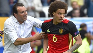 Axel Witsel wird von Marc Wilmots geherzt