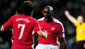 Sol Campbell: 2001 von Tottenham Hotspur zum FC Arsenal. Sein Wechsel zum "Todfeind" war eine gewaltige Überraschung. Mit den Gunners gewann er in sieben Jahren zwei Meistertitel und um ein Haar die Champions League