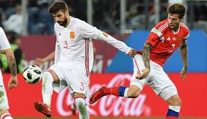 Gerard Pique und Fedor Smolov im Zweikampf