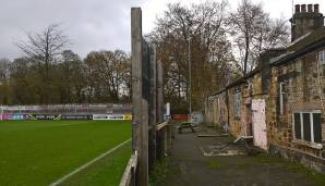 2.500 Zuschauer fasst das Stadion, Sitzplätze sind auf der tribünenlosen Seite jedoch rar