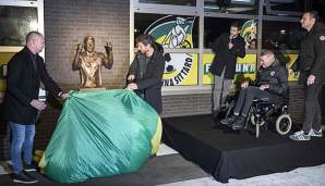 Fernando Ricksen bei der Enthüllung seiner eigenen Bronze-Statue vor dem Sittard-Stadion.