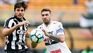 Lucas Pratto im Zweikampf gegen Botafogo