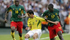 Mohamadou Idrissou (l.) und Marc-Vivien Foe gemeinsam auf dem Feld für Kamerun