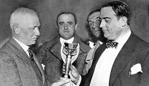 FIFA-Präsident Jules Rimet (l.) übergibt dem Präsidenten des uruguayischen Fußballverbandes, Dr. Raus Jude, den WM-Pokal.