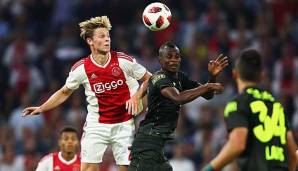 Frenkie de Jong im Kopfballduell mit Uche Agbo in der Champions-League-Quali gegen Standard Lüttich.