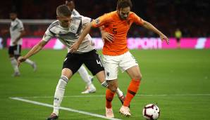 Daley Blind: War aufgrund der Passivität von Ginter und der damit verbundenen Linkslastigkeit des deutschen Spiels kaum gefordert. Rückte immer wieder gut ins Zentrum, um seine Mitspieler zu unterstützen. Note: 3,5.