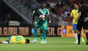 Nur einen Monat später zieht sich Neymar beim Testspiel mit Brasilien gegen Nigeria eine Verletzung an der Kniesehne zu und fehlt fünf Wochen.