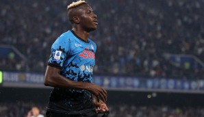 Die Blues brauchen nach den Abgängen von Romelu Lukaku und Timo Werner einen neuen Stürmer - und Osimhen sei die Lieblingsoption der Scouts. Allerdings steht er bis 2025 bei Napoli unter Vertrag, was den Wechsel zumindest mal schwierig macht.