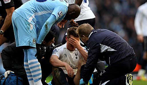 Mario Balotelli (l.) erkundigt sich nach dem Befinden von Scott Parker (M.)