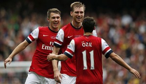 Per Mertesacker (M.) will Mesut Özil einen optimalen Start beim FC Arsenal erleichtern