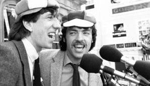 Paul Mariner (l.) und John Wark feiern den UEFA-Cup-Sieg 1981 mit Ipswich Town