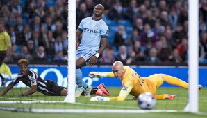 Rolando Aarons tunnelte City-Keeper Caballero - Eliaquim Mangala schaut dem Ball nur hinterher