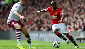 Ashley Young (r.) soll bei United verlängern