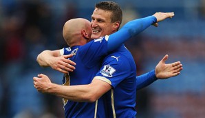 Der ehemalige Nationalspieler Robert Huth (r.) darf sich freuen. Der Klassenerhalt ist fast geschafft