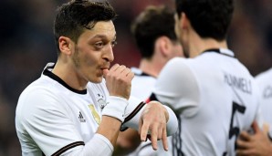 Mesut Özil agierte gegen Italien erstmals auf der Doppelsechs neben Toni Kroos