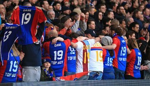 Fans von Crystal Palace haben den Mannschaftsbus des eigenen Teams beschädigt