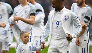 Jermaine Defoe läuft mit einem kranken Jungen ins Stadion ein