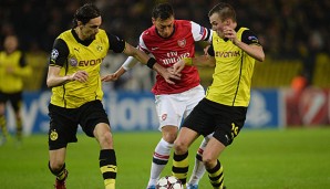 Mesut Özil im Zweikampf mit den Neven Subotic und Kevin Großkreutz (2013)