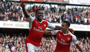 Danny Welbeck (l.) freut sich mit Alexis Sanchez über seinen Treffer gegen Manchester United