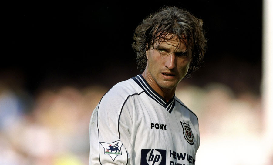 MITTELFELD: David Ginola spielte für einige Premier-League-Klubs. Neben Tottenham, Newcastle und Aston Villa spielte er bis 2003 für Wayne Rooneys Heimatverein, den FC Everton. Dort beendete er auch seine Karriere