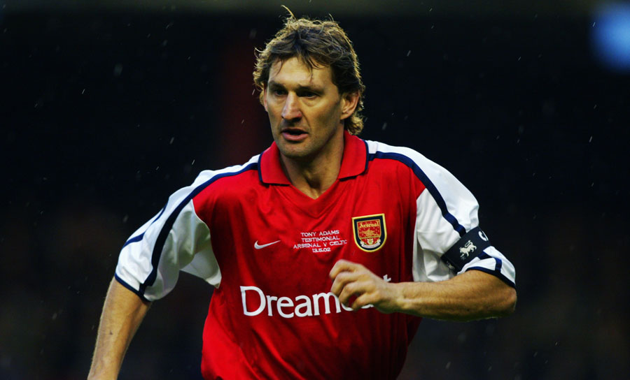 VERTEIDIGUNG: Treue steht für Tony Adams ganz weit oben. Er kam aus der Jugend der Gunners und absolvierte seine komplette Karriere nur beim FC Arsenal. 19 Jahre lang spielte Adams bei den Profis mit und wurde unter anderem vier Mal englischer Meister