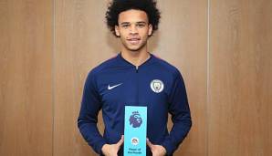 Leroy Sane hält den Preis zum Spieler des Monats in der Hand