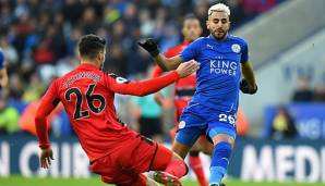 Riyad Mahrez im Zweikampf im Spiel gegen Huddersfield